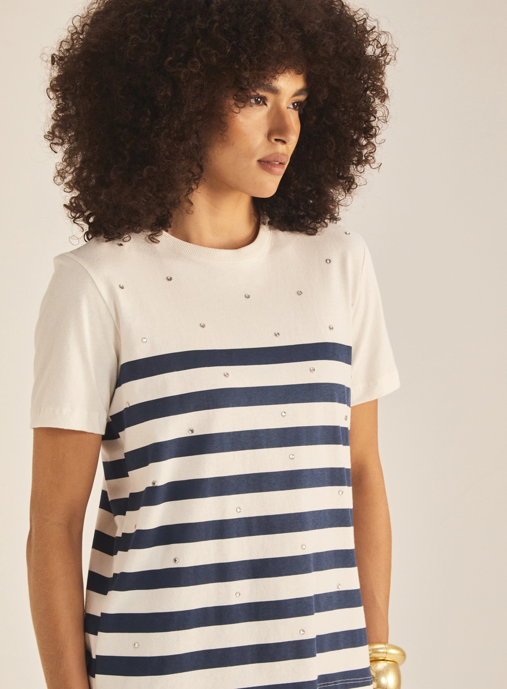 Camiseta Feminina Comfort Listrada Com Aplicação Off Shell 3