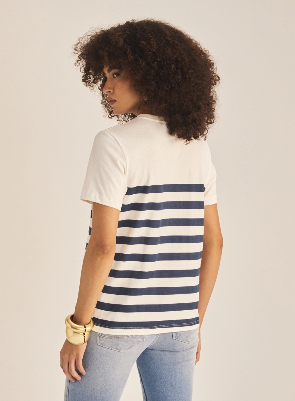 Camiseta Feminina Comfort Listrada Com Aplicação Off Shell 4