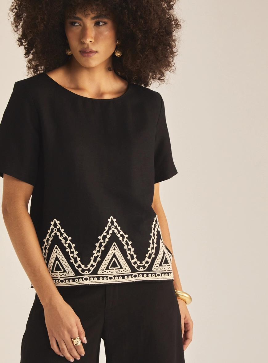Camiseta Feminina Comfort Linho Com Bordado Preto 3