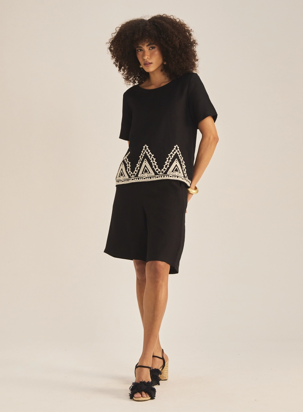 Camiseta Feminina Comfort Linho Com Bordado Preto 1