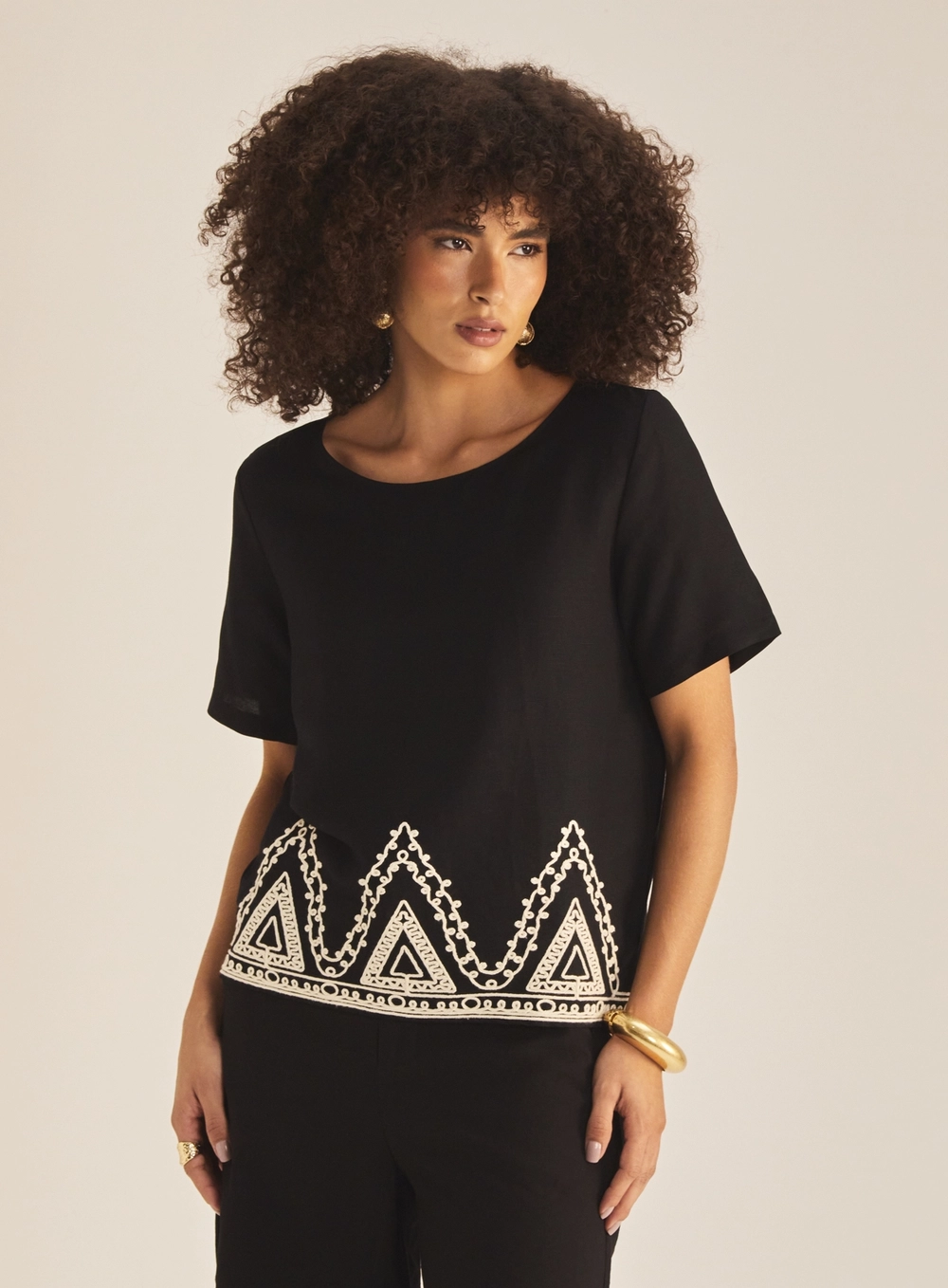 Camiseta Feminina Comfort Linho Com Bordado Preto 2