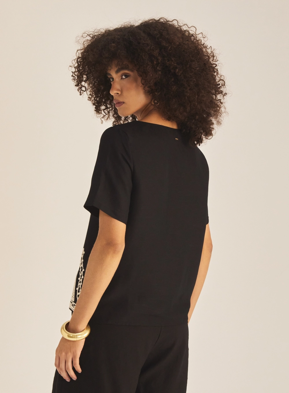 Camiseta Feminina Comfort Linho Com Bordado Preto 4