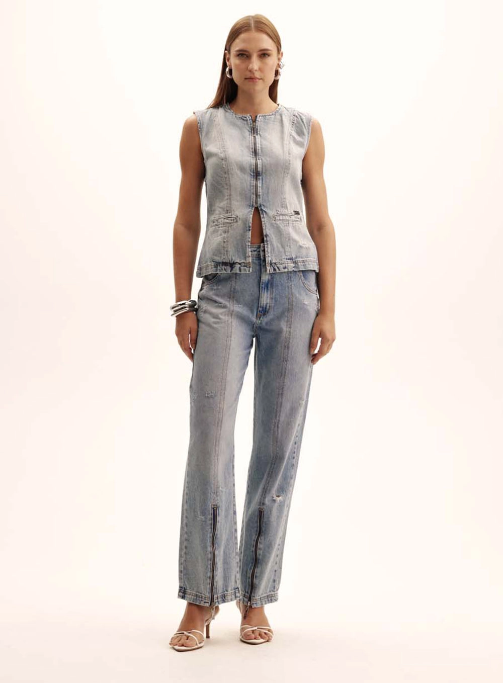 Calça Jeans Feminina Loose Com Puídos E Zíperes Índigo 1