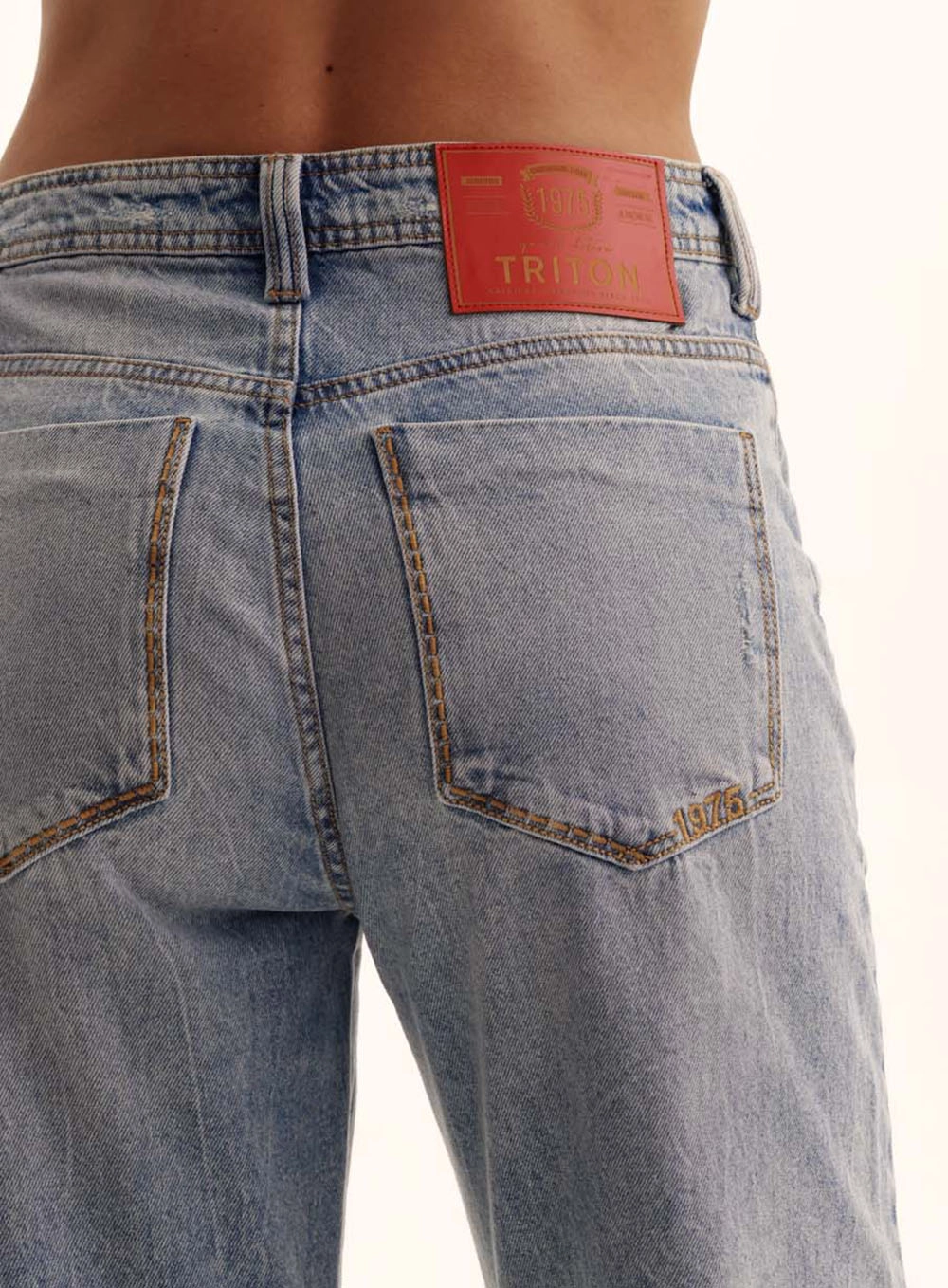 Calça Jeans Feminina Loose Com Puídos E Zíperes Índigo 3