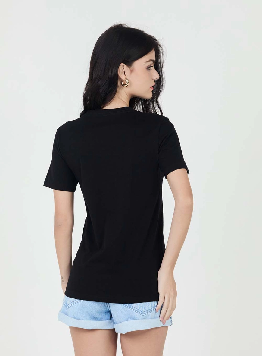 Camiseta Regular Com Aplicação No Bolso Frontal Preto 3