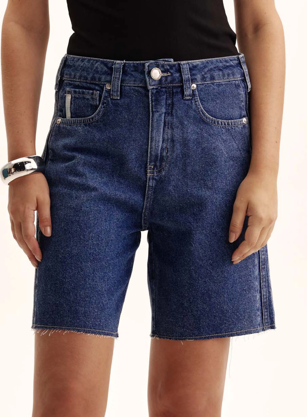 Bermuda Jeans Feminina Barra Desfiada Bella Índigo 1