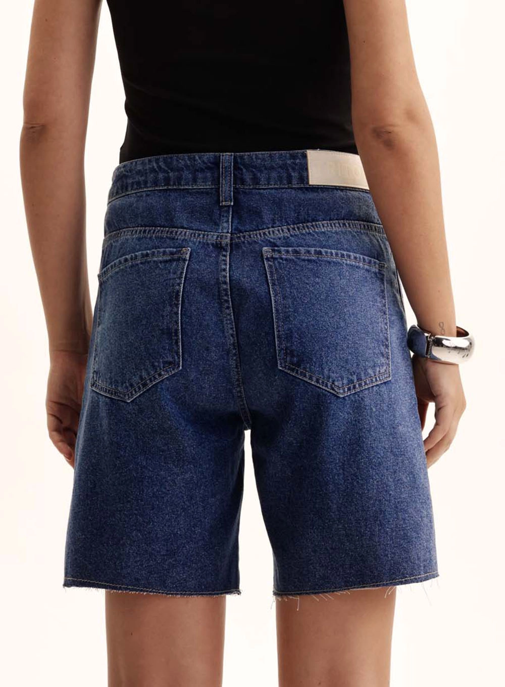 Bermuda Jeans Feminina Barra Desfiada Bella Índigo 3