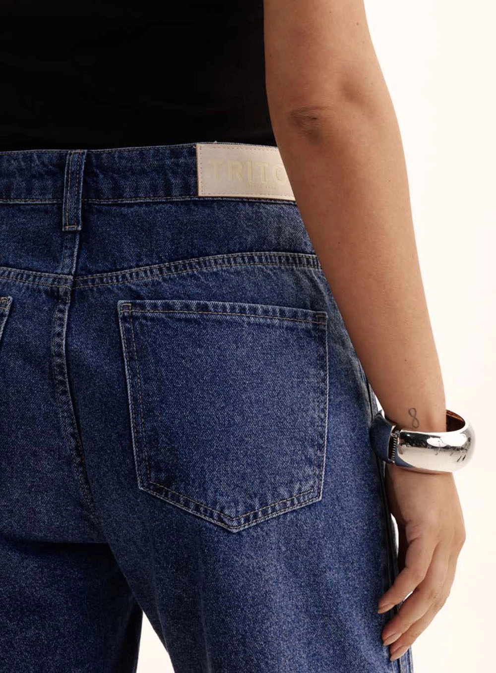 Bermuda Jeans Feminina Barra Desfiada Bella Índigo 4
