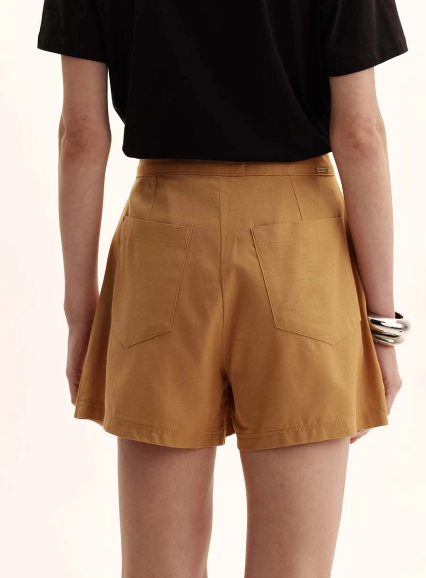 Short Feminino Alfaiataria Comfort Bolso Faca Bege 2