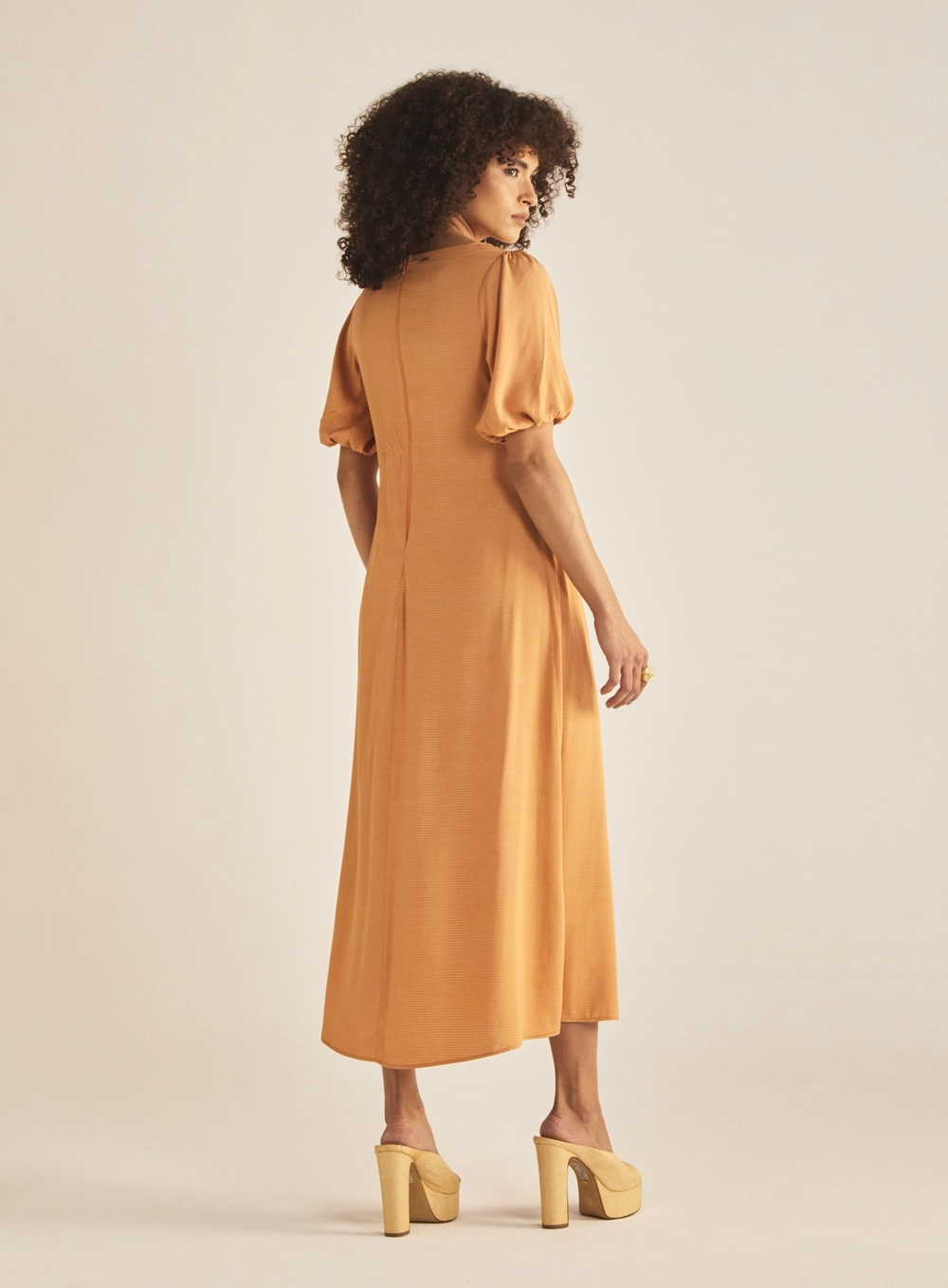 Vestido Godê Manga Bufante Acinturado Bege 4