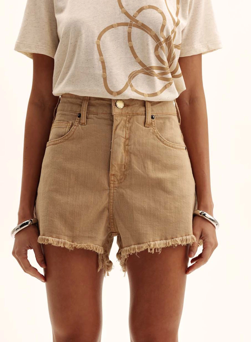 Short Feminino Sarja Barra Desfiada Bella Bege 2
