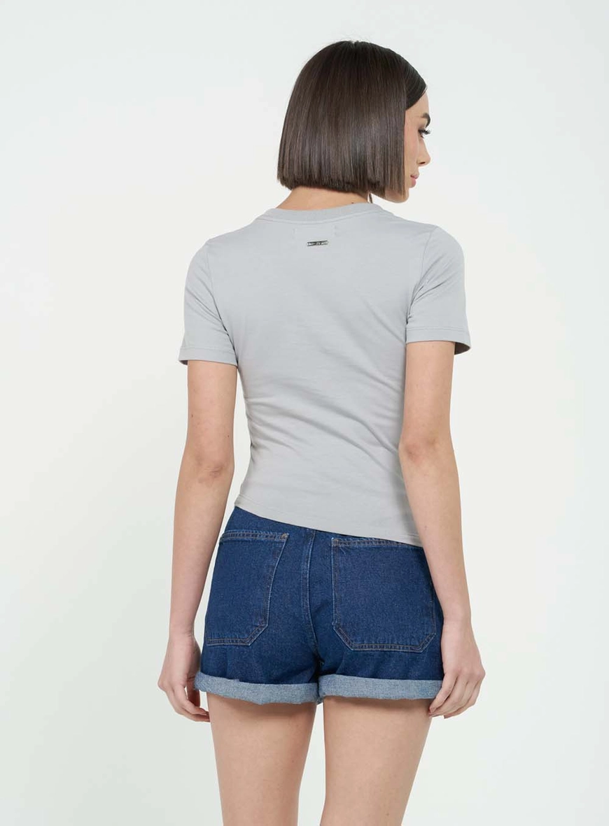 Camiseta Baby Look Com Aplicação E Torção Frente Cinza 3
