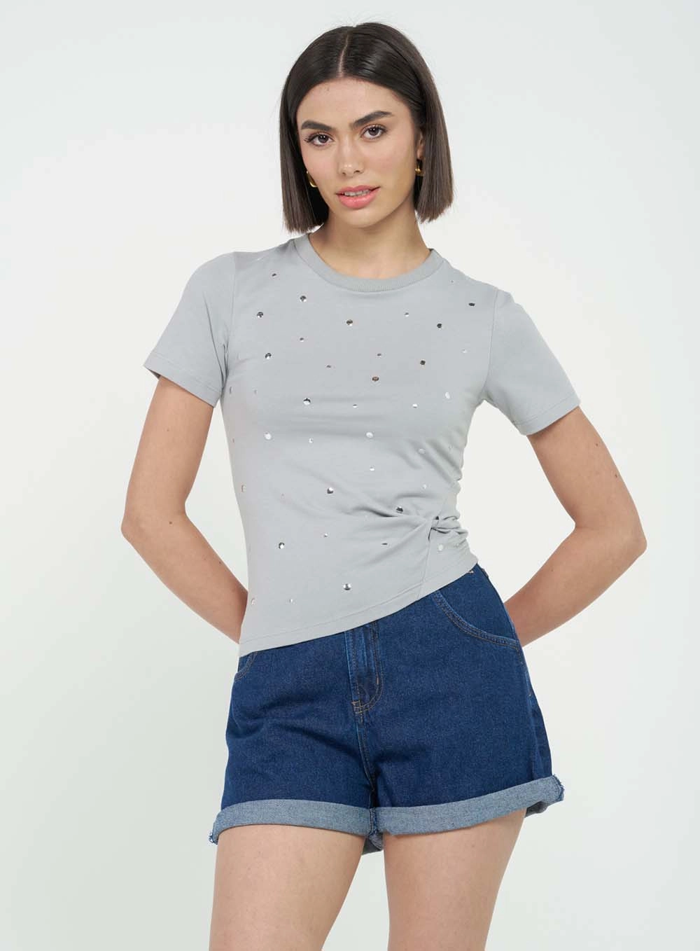 Camiseta Baby Look Com Aplicação E Torção Frente Cinza 2