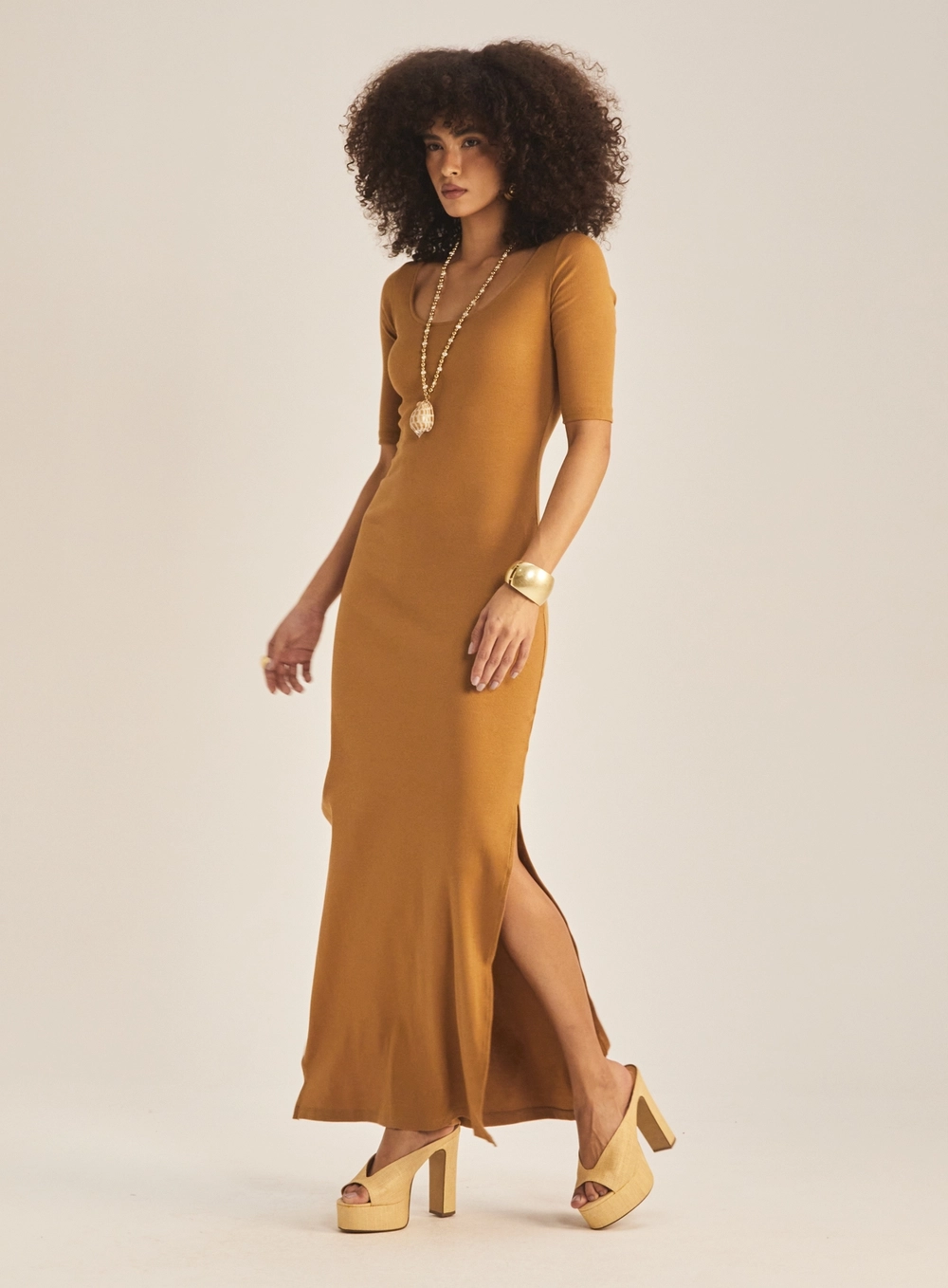 Vestido Comfort Longo Com Fenda Marrom Evermore 1