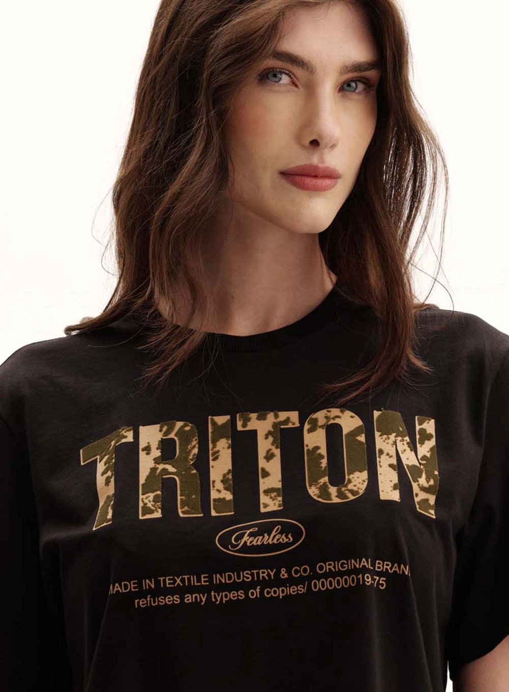 Camiseta Feminina Boy Com Logo Estampada Preto 3