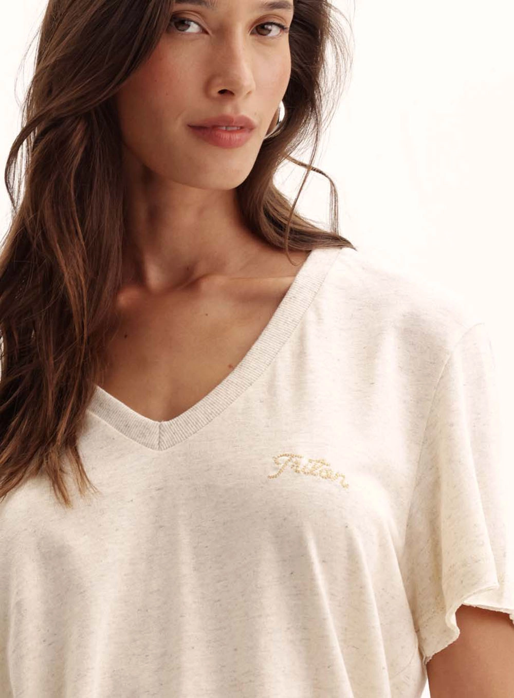 Camiseta Feminina Comfort Em Malha Com Decote V Bege 3