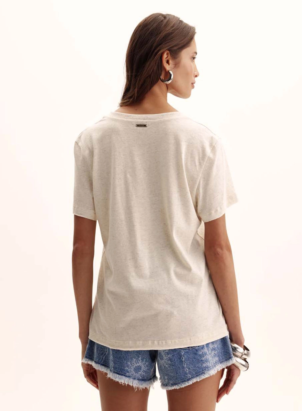 Camiseta Feminina Comfort Em Malha Com Decote V Bege 4