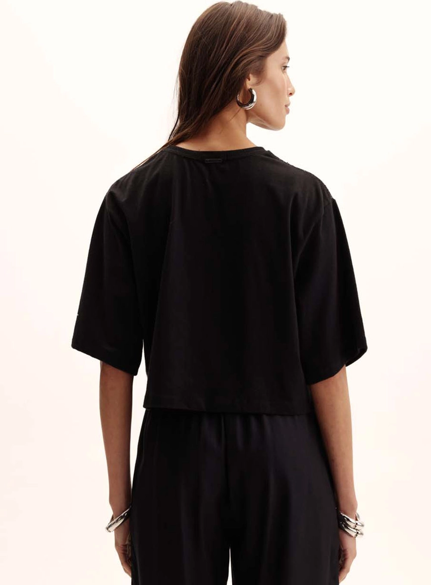 Camiseta Feminina Boy Com Aplicações Preto 4