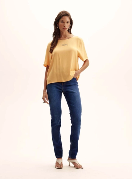 Camiseta Feminina Comfort Decote Canoa