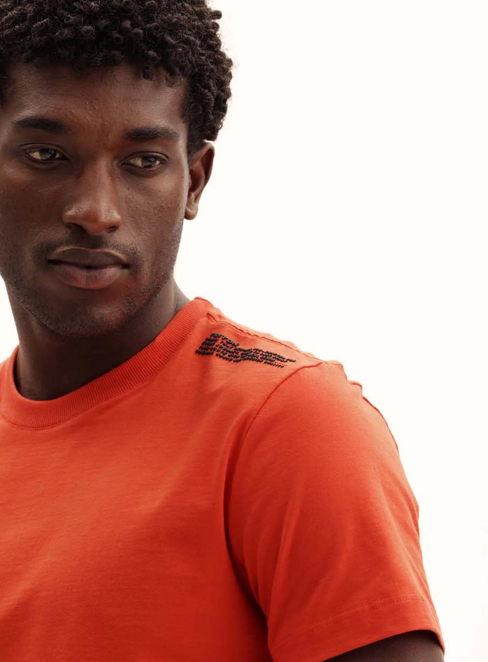 Camiseta Masculina Fit Com Estampa No Ombro Vermelho 3