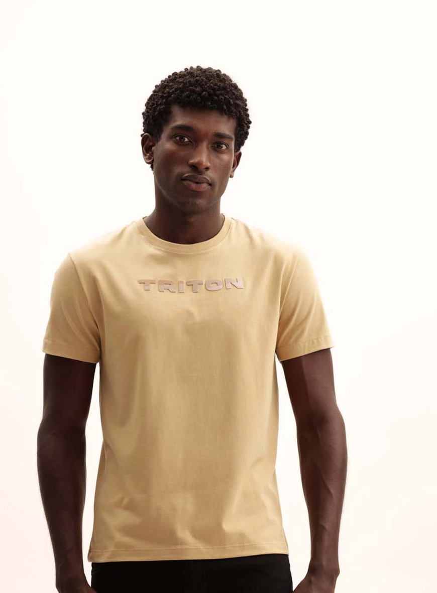 Camiseta Masculina Fit Com Logo Em Alto Relevo Bege 2