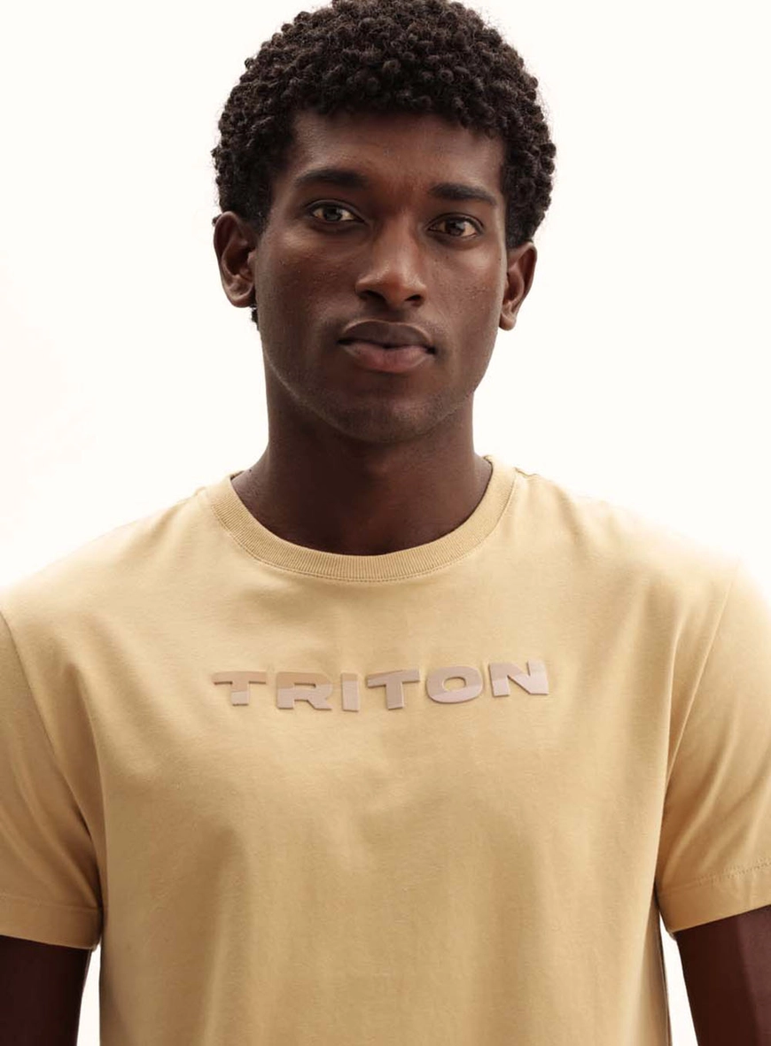 Camiseta Masculina Fit Com Logo Em Alto Relevo Bege 3