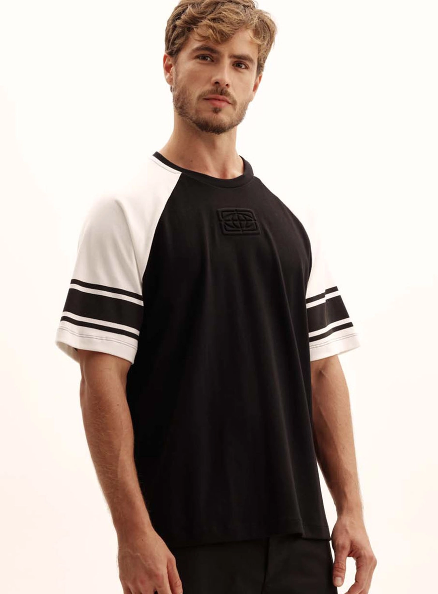 Camiseta Masculina Urban Contraste Na Manga Preto 2