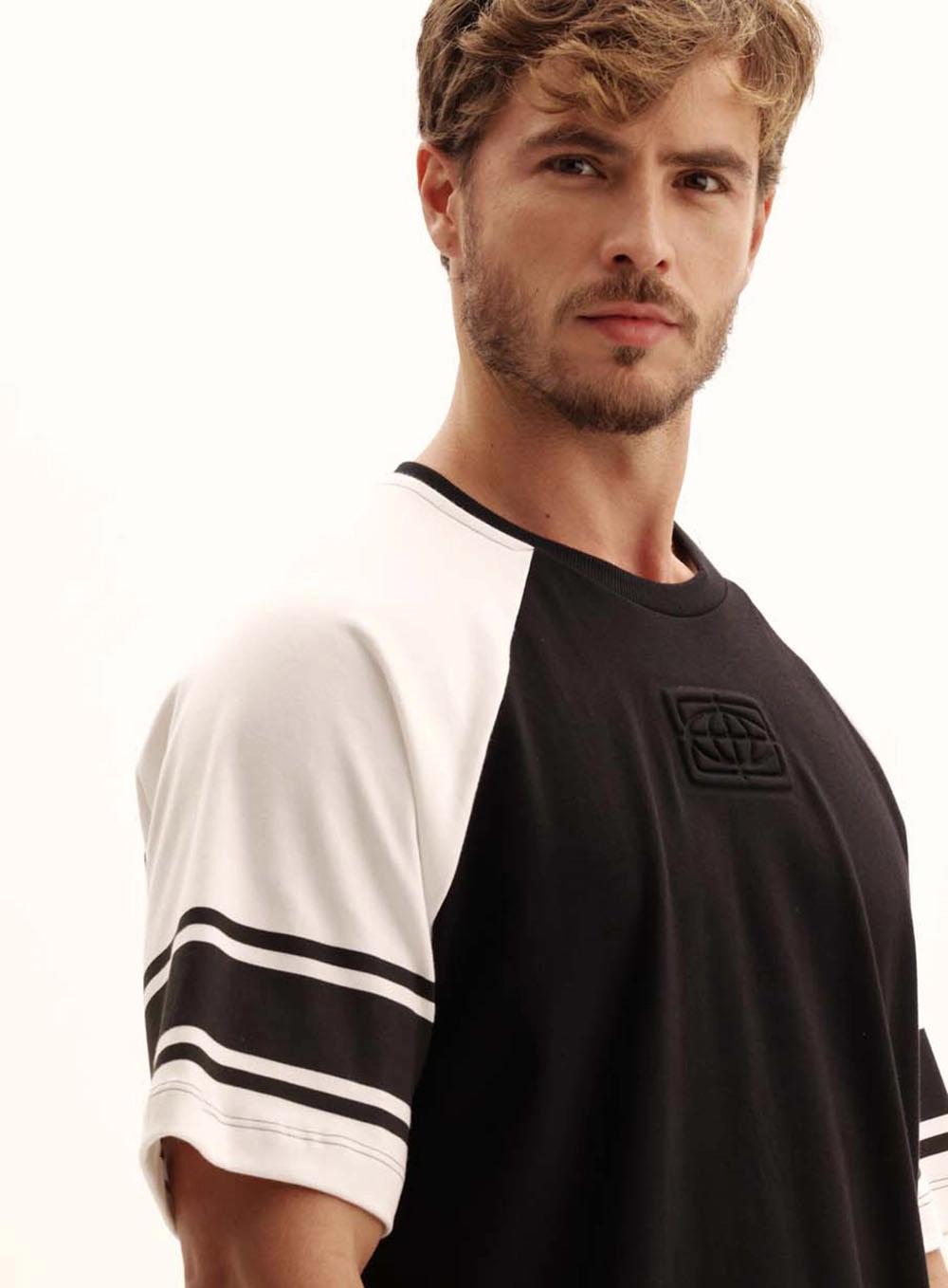Camiseta Masculina Urban Contraste Na Manga Preto 3
