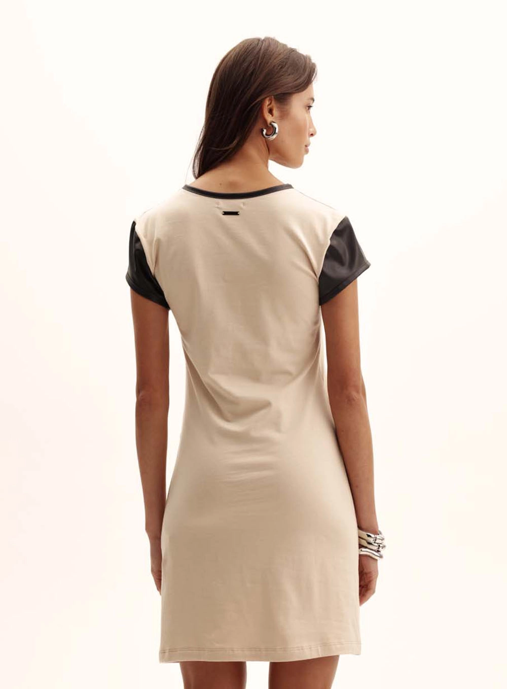 Vestido Comfort Com Fenda Lateral E Pregas Bege 4