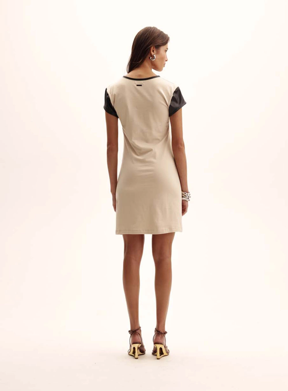Vestido Comfort Com Fenda Lateral E Pregas Bege 5