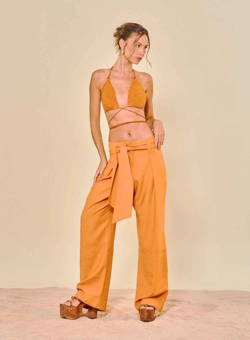 Calça Feminina Alfaiataria Com Cinto De Amarração Marrom 4