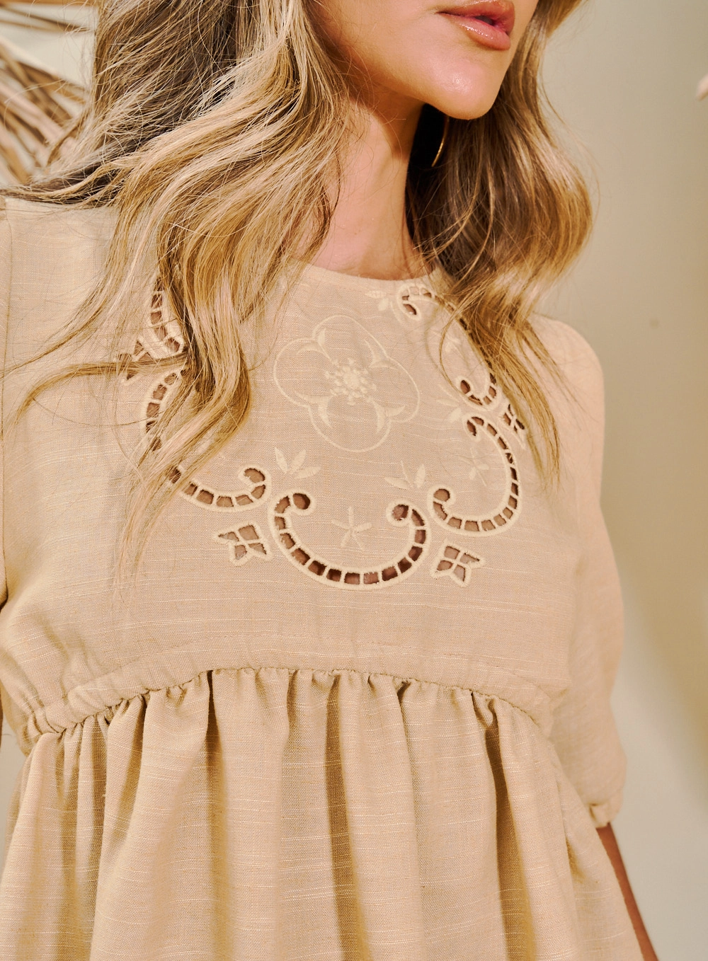 Blusa Feminina Em Linho Bordada Bege 2