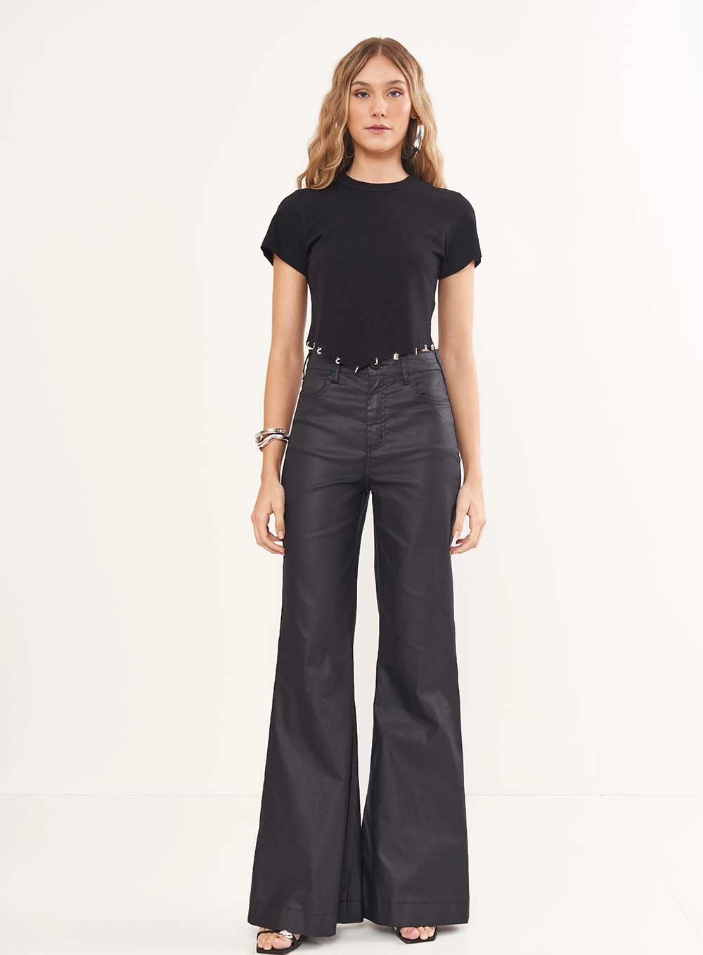 Camiseta Feminina Slim Com Bordado Manual Preto