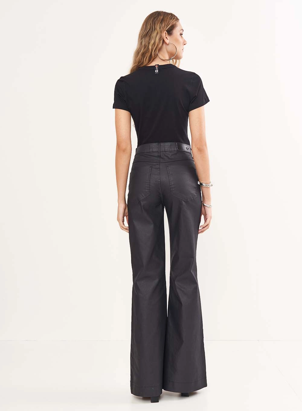 Camiseta Feminina Slim Com Bordado Manual Preto