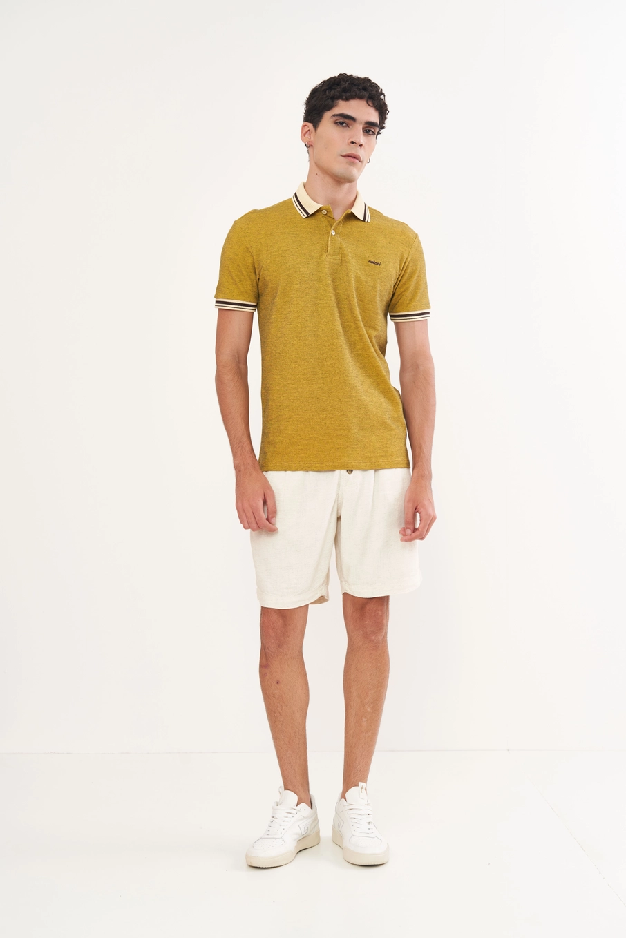 Polo Masculina Com Botões Amarelo
