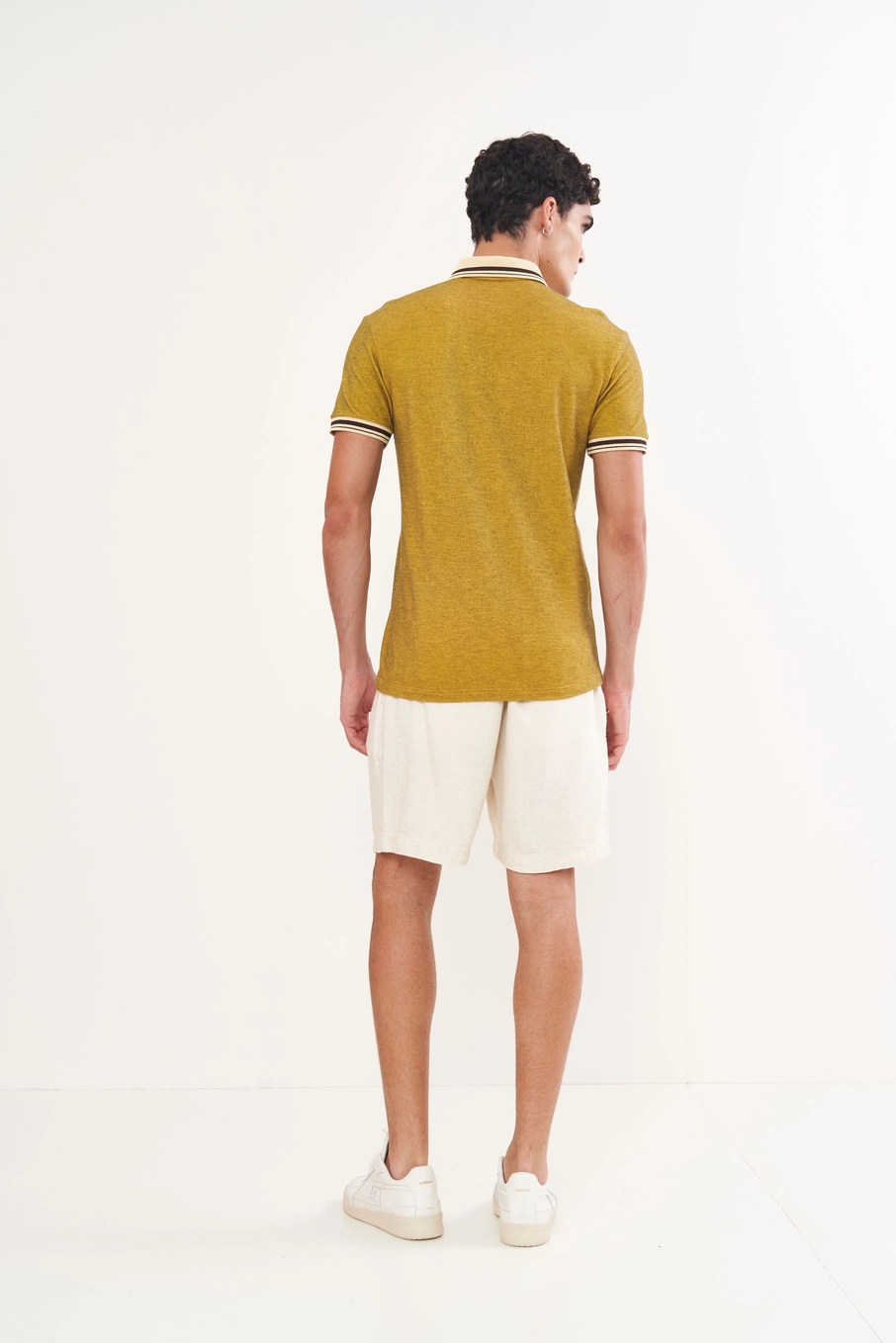 Polo Masculina Com Botões Amarelo