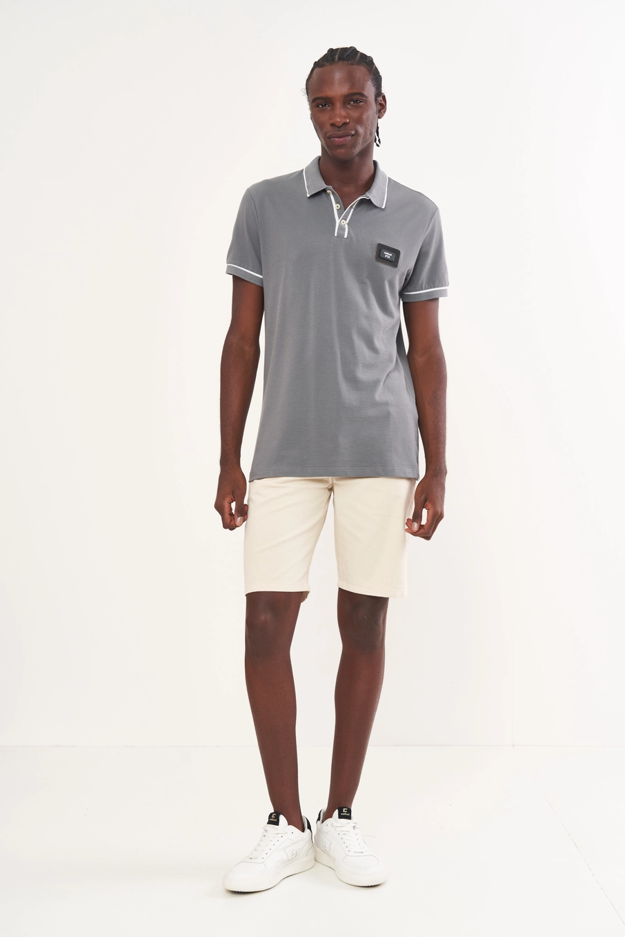Polo Masculina Com Detalhes Cinza