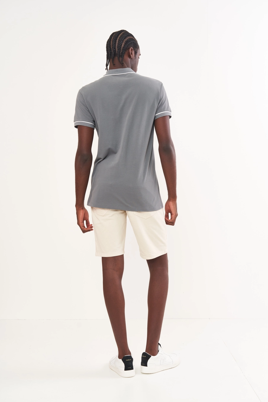 Polo Masculina Com Detalhes Cinza