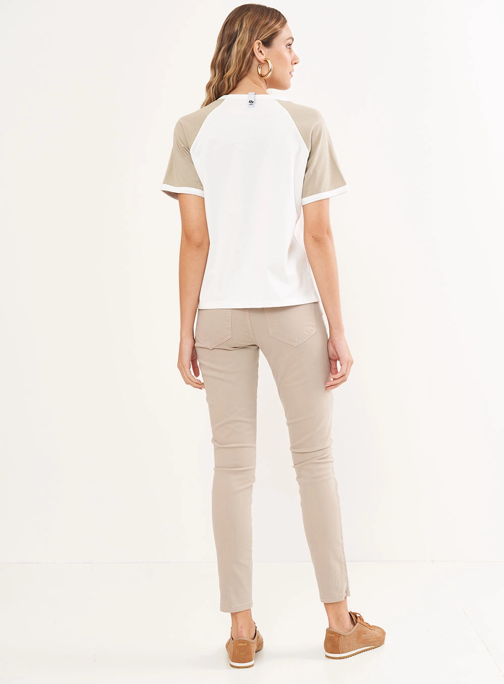 Camiseta Feminina Duo Color Com Logo Frontal Off