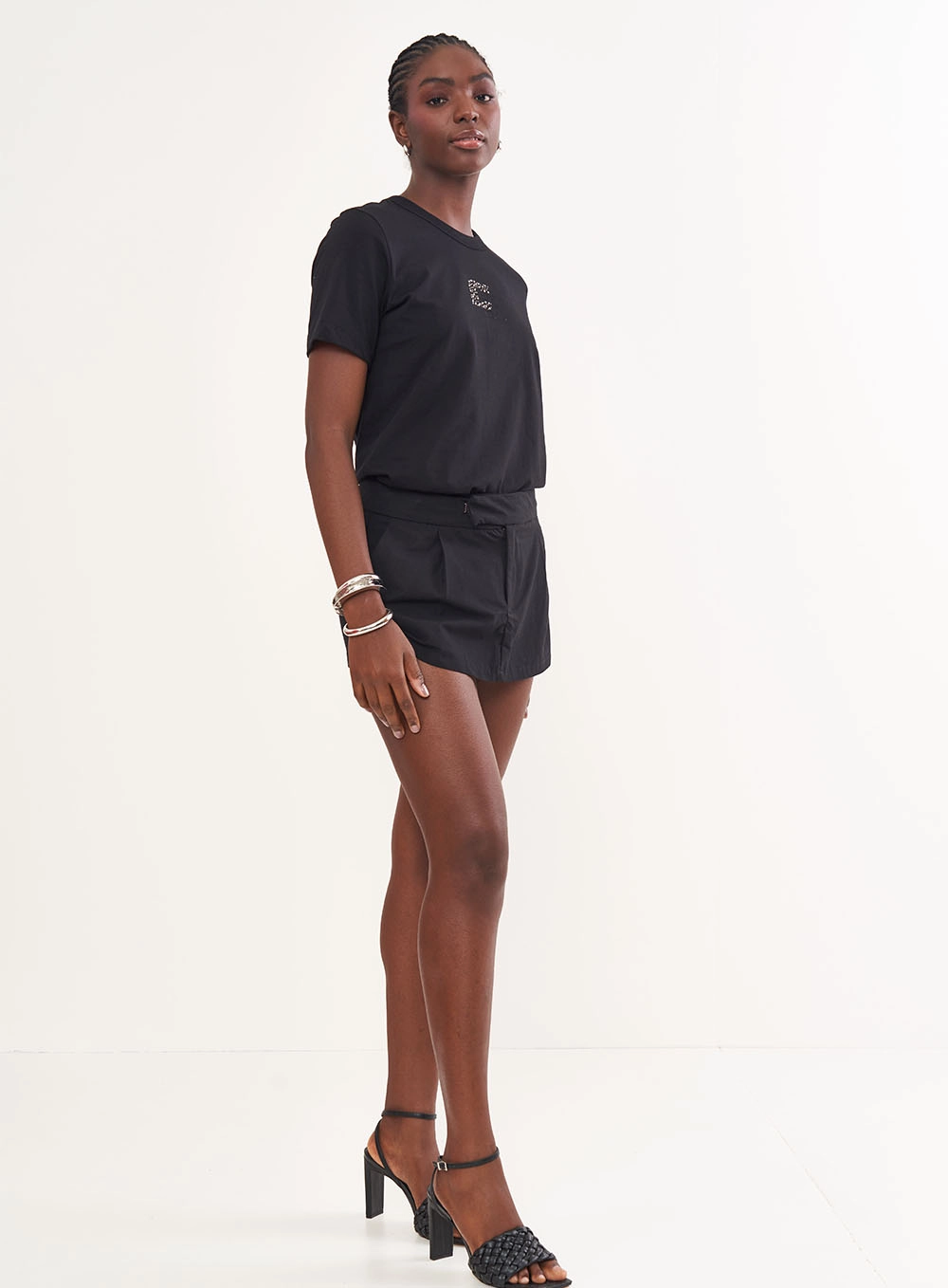 Camiseta Feminina Com Detalhe Em Aplicação Preto