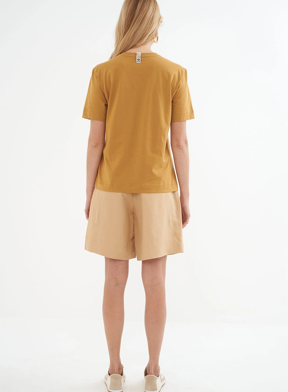 Camiseta Feminina Com Logo Em Aplicação Marrom Ebbela
