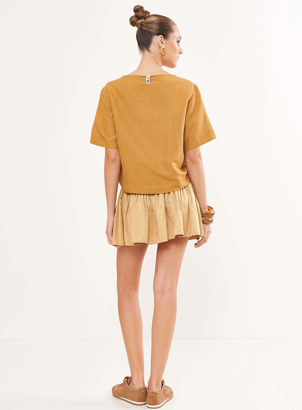 Camiseta Feminina Em Linho Marrom Ebbela