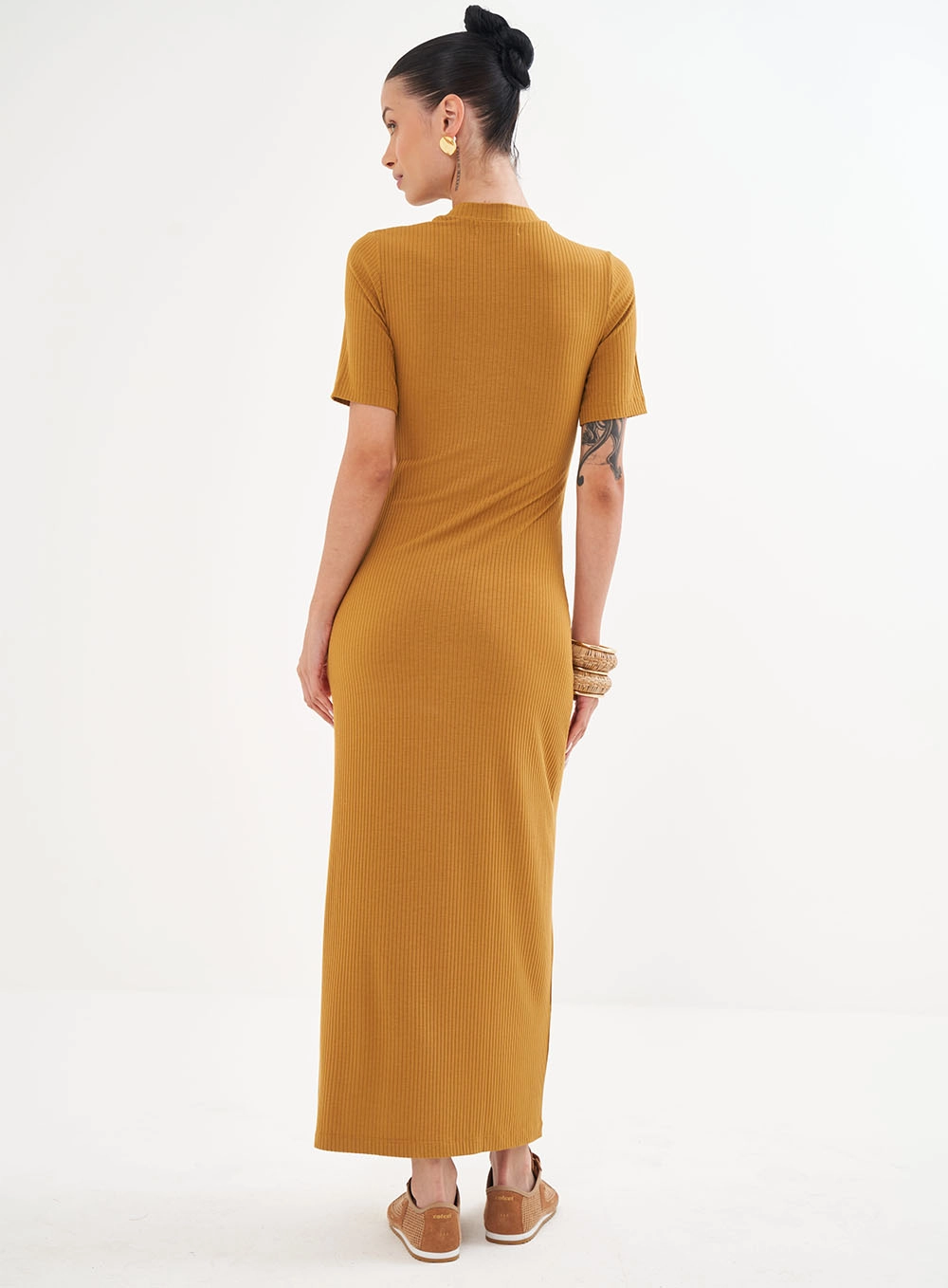 Vestido Canelado Midi Com Fenda Marrom Ebbela