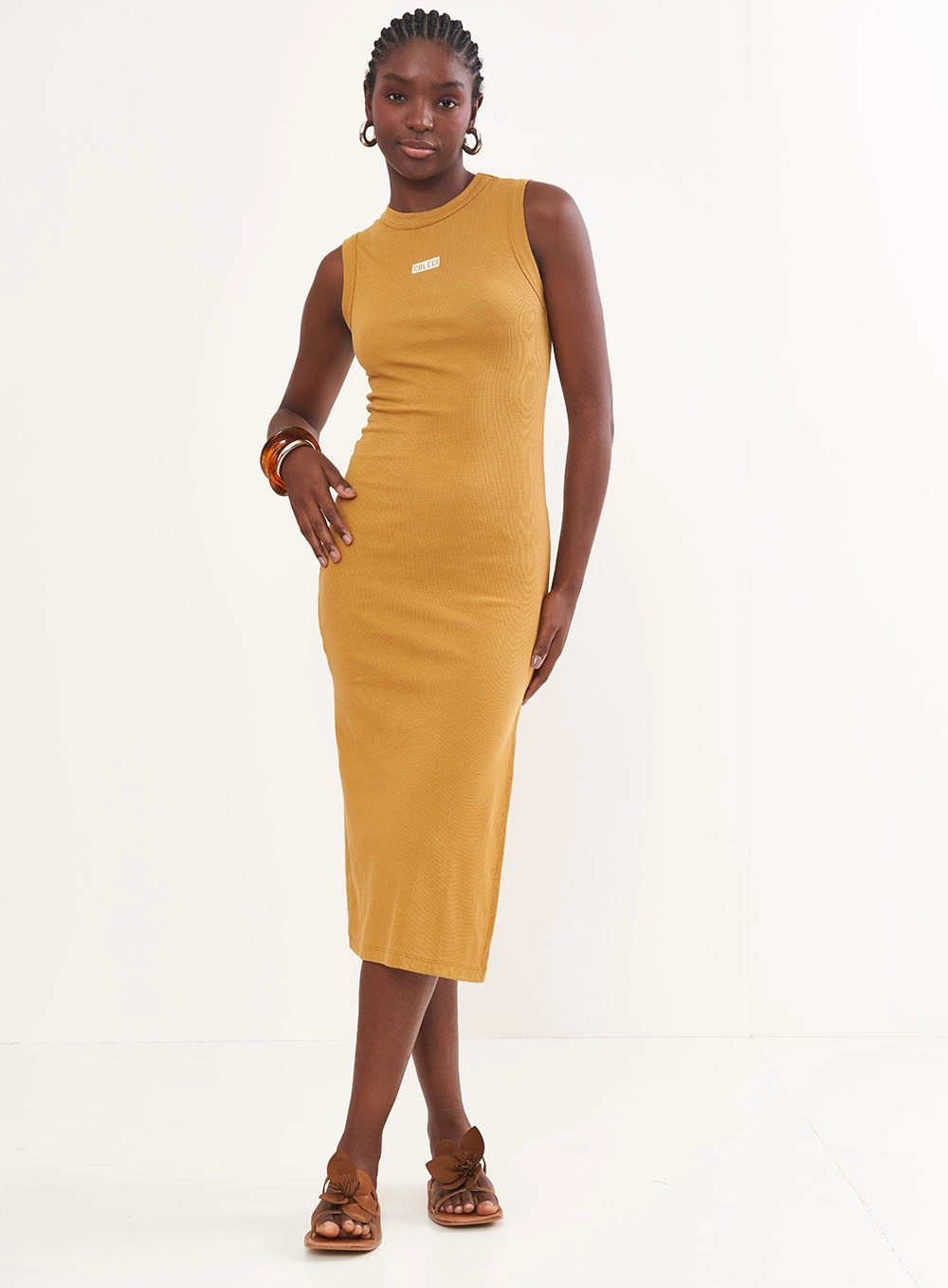 Vestido Canelado Midi Com Detalhe Em Logo Marrom Ebbela