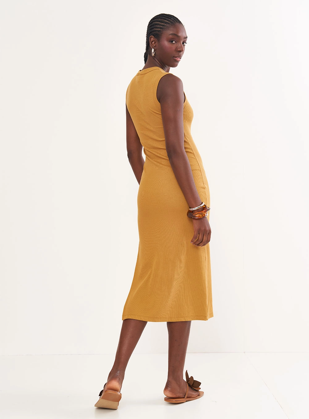 Vestido Canelado Midi Com Detalhe Em Logo Marrom Ebbela