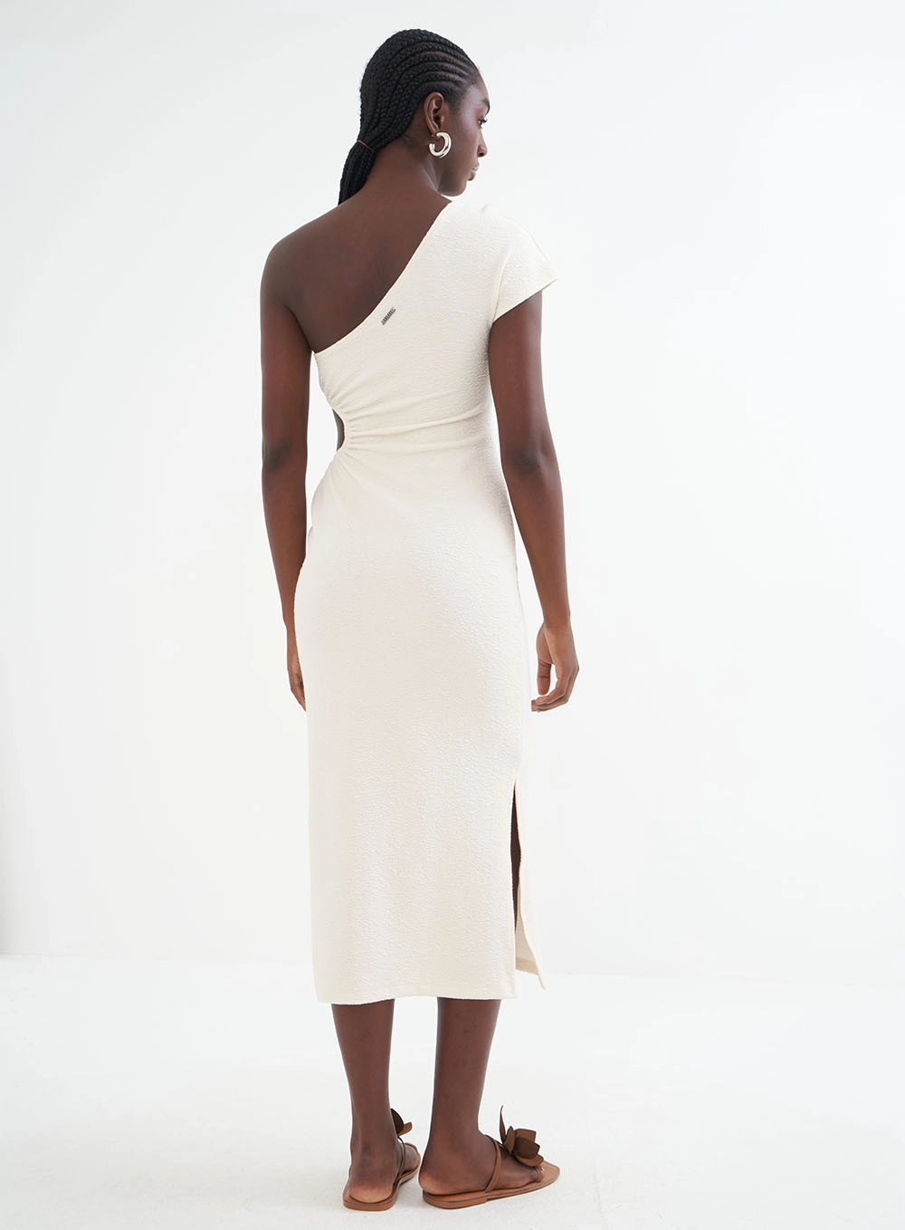 Vestido Midi Texturizado Uma Manga Com Recorte Off Shell