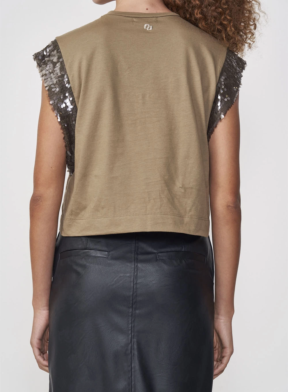 Camiseta Detalhe Paetê Bege Misk