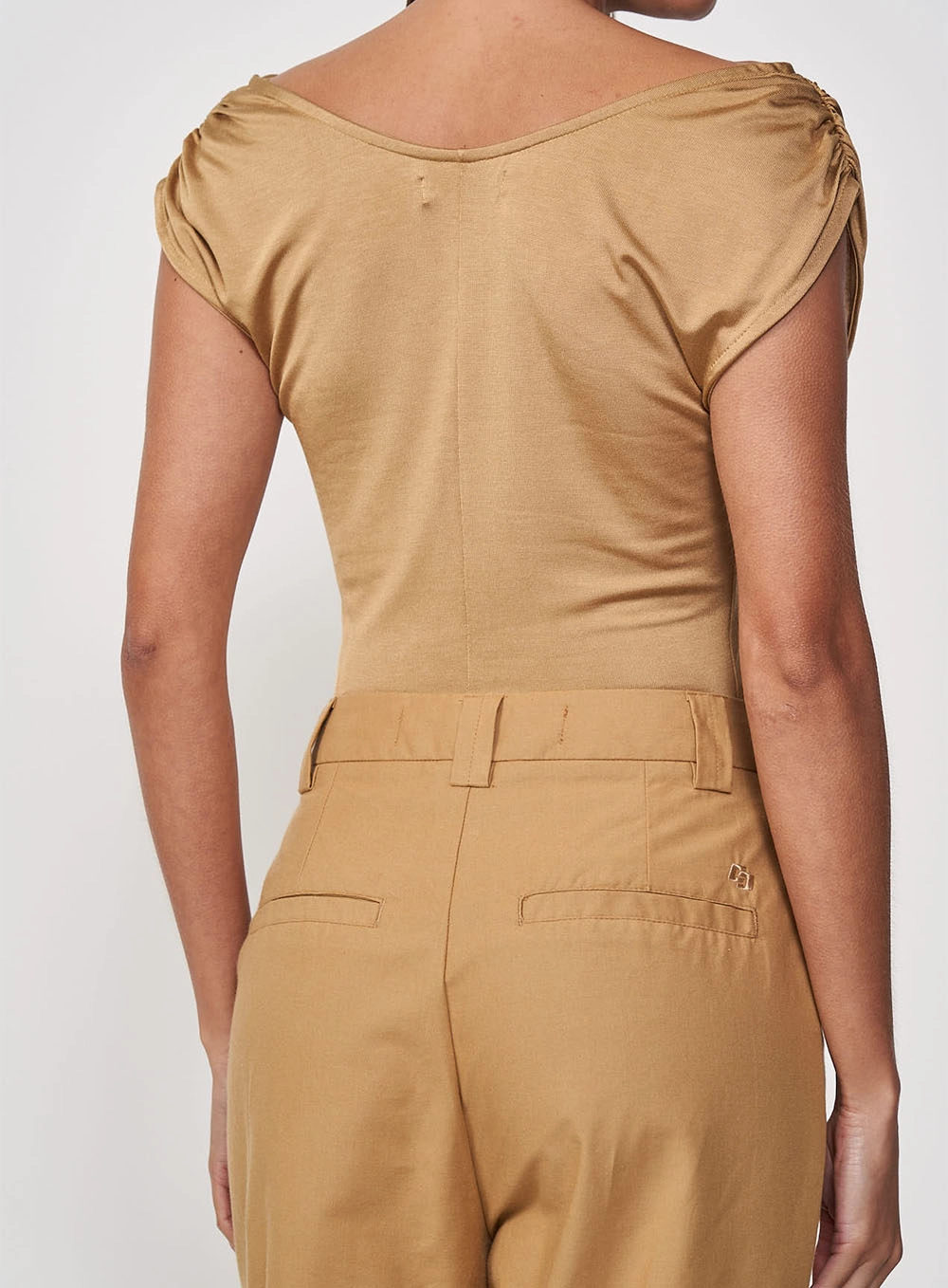 Blusa Slim Com Decote Canoa E Ombro Estendido Bege Soybean
