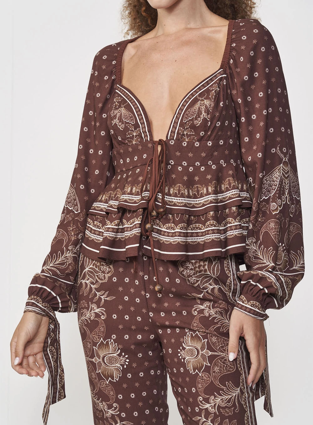 Blusa Acinturada Decote V Com Amarração Estampada Estampados