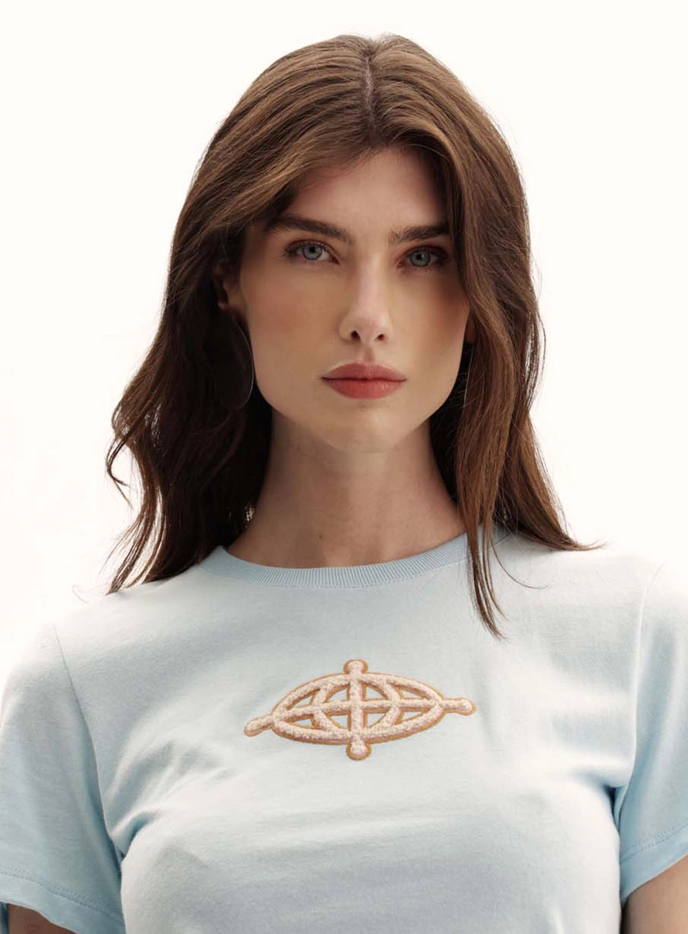 Camiseta Feminina Slim Com Logo Bordada Azul 3